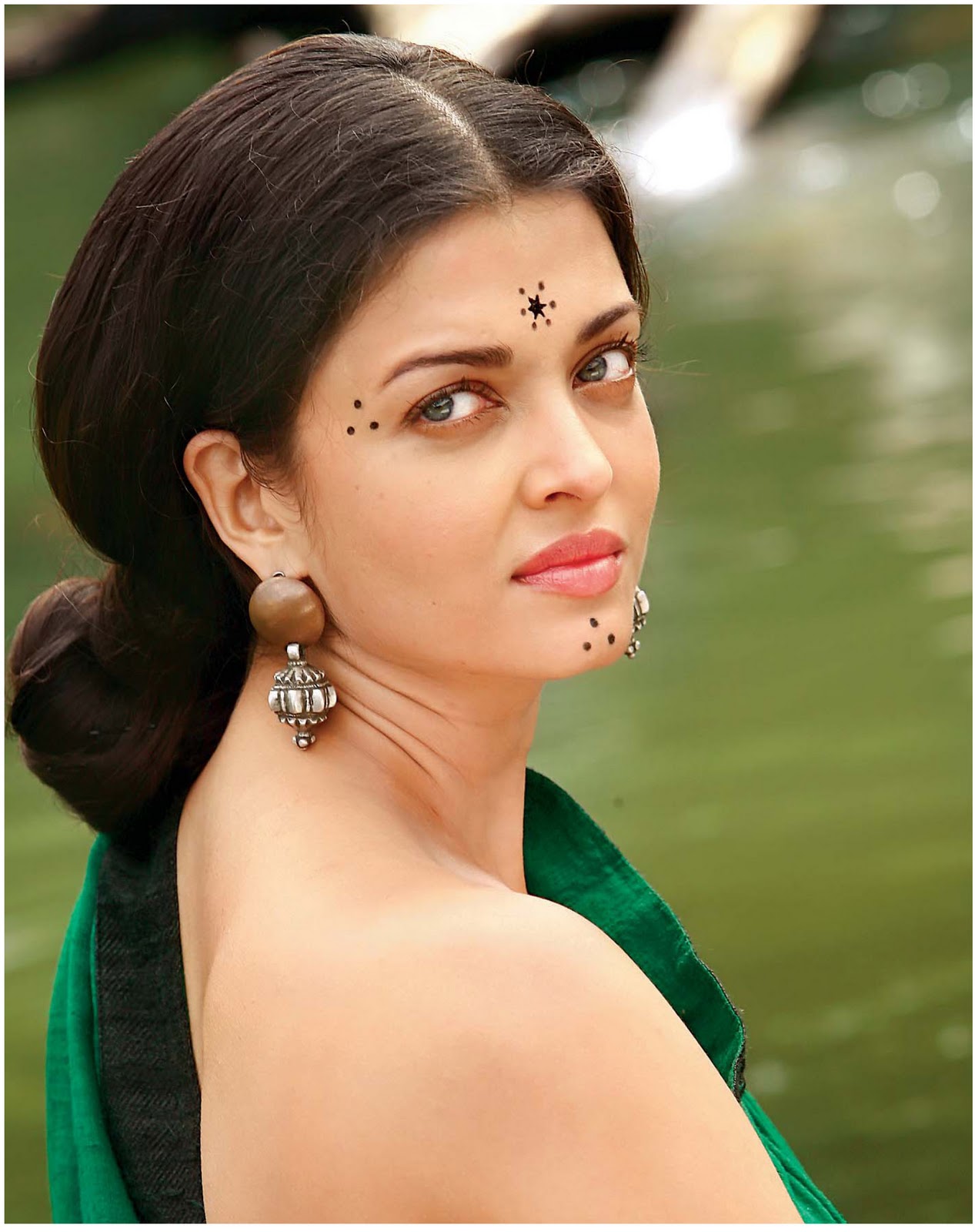 http://ravinderpics.files.wordpress.com/2011/01/aishwarya-rai-sexy-backless-saree-pictures.jpg